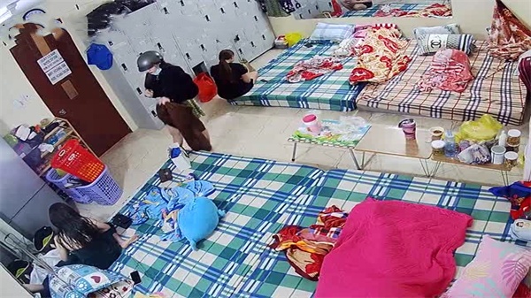 【监控偷拍】高端足浴会所极品技师换衣嬉戏!巨乳肥臀看得人血脉贲张!
