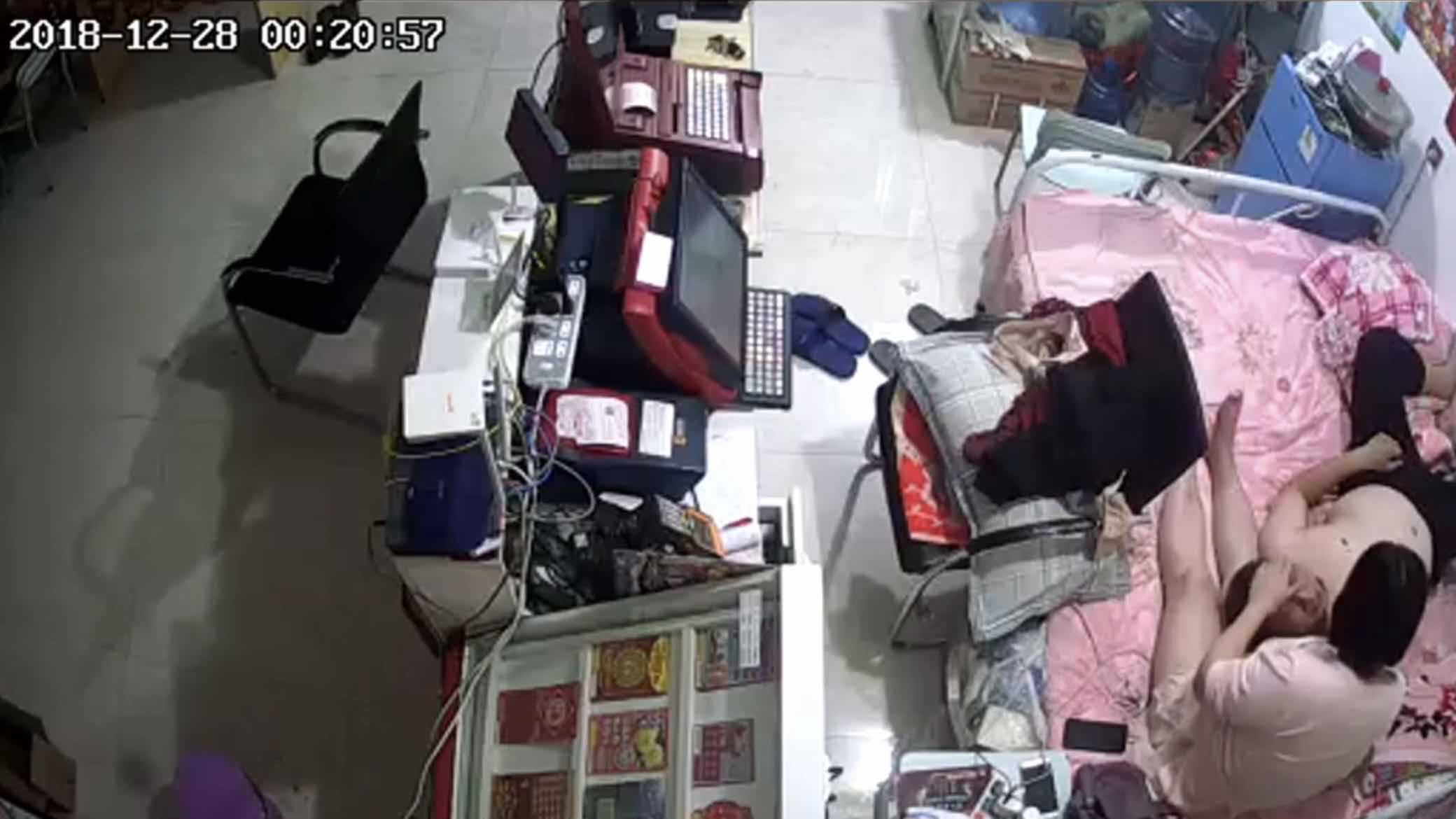居家摄像头~一对情妇在店内激情啪啪
