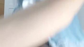 闵儿是谁?闵儿是一位极品网红女神,这一部1对1剧情定制福利视频中,闵儿穿着丝袜特别的迷人