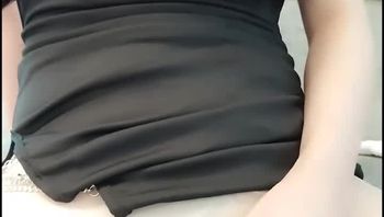 香草少女是谁?香草少女是极品推特网红女神,这一部香草少女的最新作品中,香草少女大秀自己的修长美腿,非常的诱惑