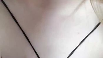 闵儿是谁?闵儿是知名的推特网红女神,这一部剧情定制福利视频中,闵儿全程挑逗诱惑