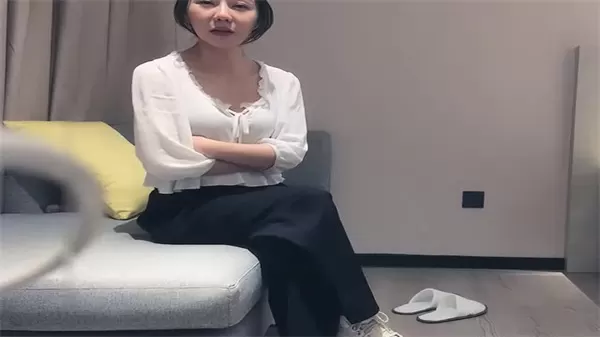 开房爆操白皙长发嫩妹 极品身段干到失神