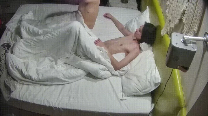 大学城 6-9 很漂亮的金色长发小美女 当她在你面前撅起屁股那一刻 太监都要舔两口 何况在座的兄弟们呢