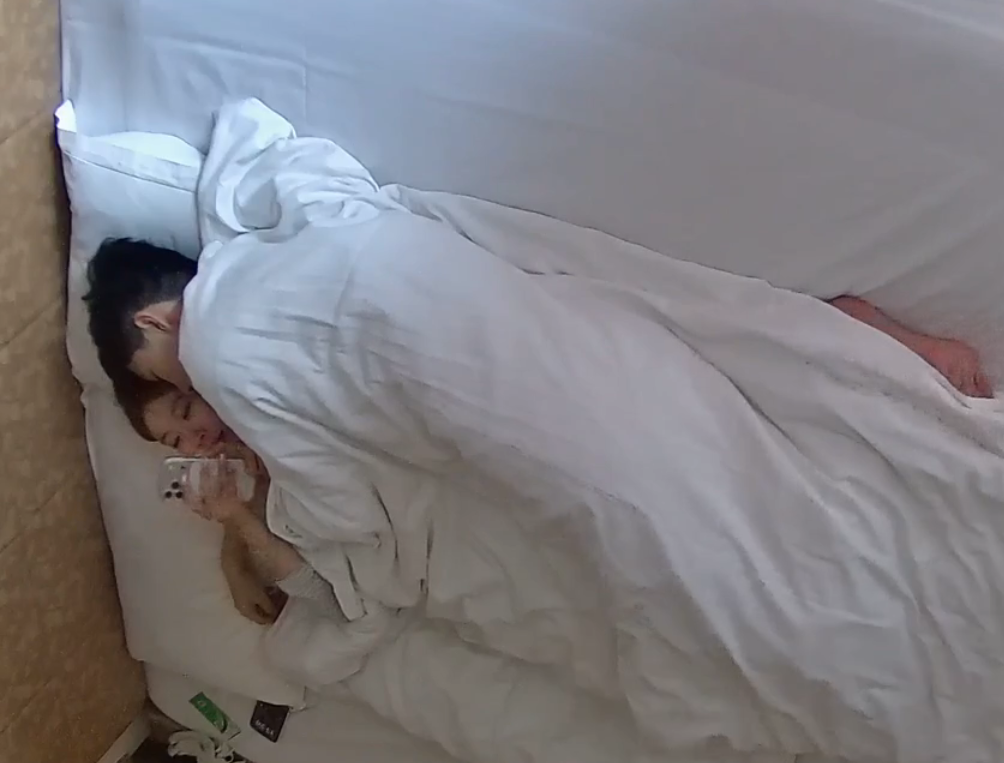 情趣酒店6-14 黄发清纯小女友开房 男友扒开双腿猛烈插入