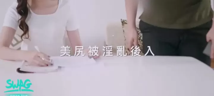 无内裤女学生课上大胆诱惑！饥渴家教老师狂插猛干，教室沦为淫乱炮房