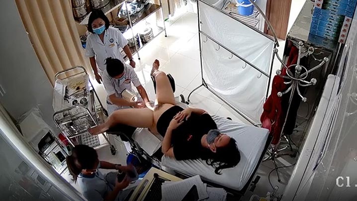 医院妇科偷拍：极品人妻人流室，护士夹子捅骚穴，医生摸奶二指禅！