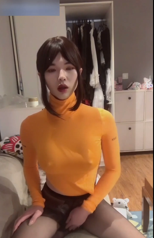 [丝袜伪娘自慰射精系列] 15分钟无删减完整版。换上橙色紧身衣的伪娘，若隐若