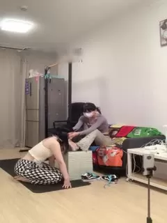 打屁股钻胯开发新人母狗打屁股钻胯